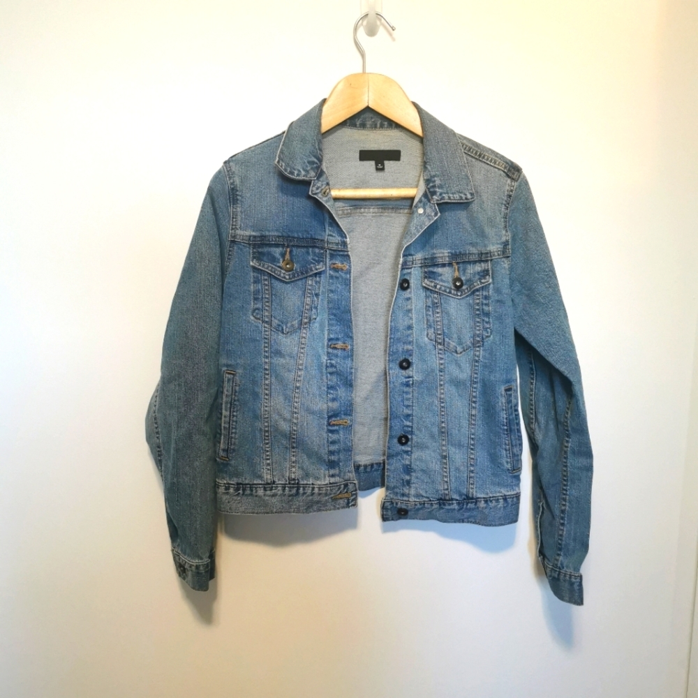 UNIQLO | medium wash denim jacket size m